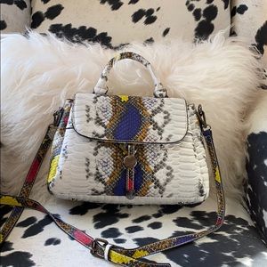 Handbag in snake print